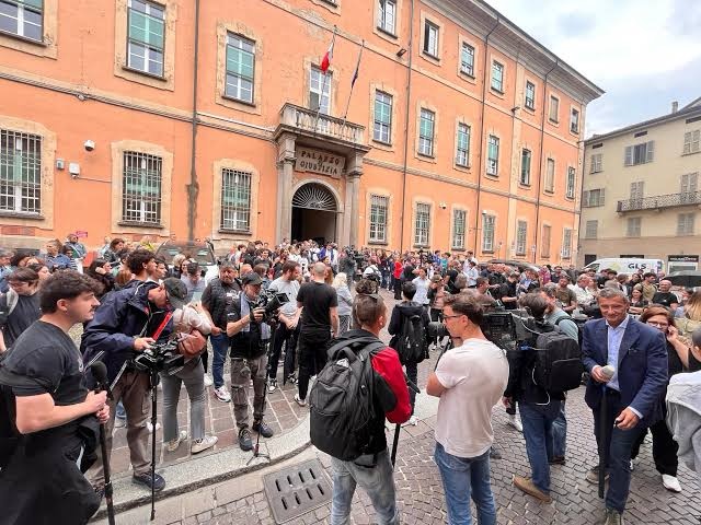 Due Onorevoli e una pregiudicata entrano in Procura. Non è una&nbsp;barzelletta