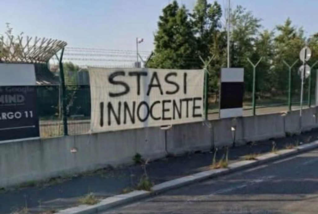 Striscione a Bollate